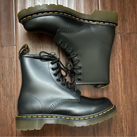 NWT Dr. Martens Women's 1460 Smooth Leather Lace Up Boots Sz 7 Black - Picture 4 of 10